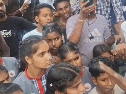गुना के धरनावदा स्कूल में स्वतंत्रता दिवस पर फूटा बच्चों का गुस्सा, प्राचार्य को हटाने की उठी मांग