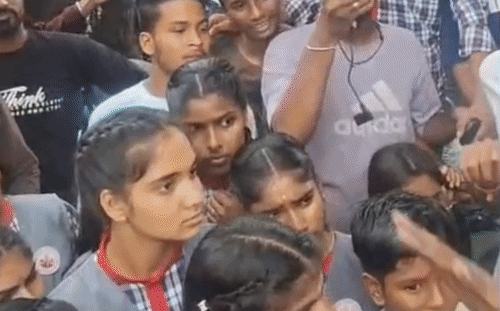 गुना के धरनावदा स्कूल में स्वतंत्रता दिवस पर फूटा बच्चों का गुस्सा, प्राचार्य को हटाने की उठी मांग