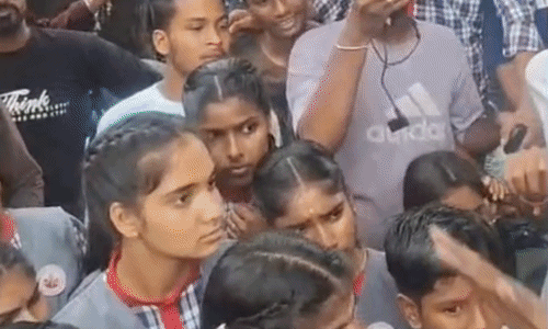 गुना के धरनावदा स्कूल में स्वतंत्रता दिवस पर फूटा बच्चों का गुस्सा, प्राचार्य को हटाने की उठी मांग