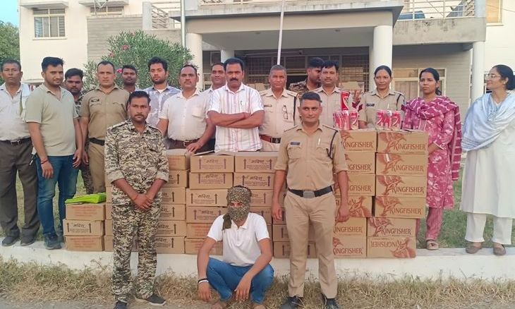 मुरैना के बिस्मिल नगर में पुलिस की कार्रवाई, घर से बेची जा रही शराब की 45 पेटियां बरामद