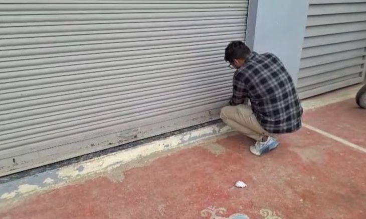 डबरा में मकान से हो रही थी अवैध खाद-कीटनाशक की बिक्री, कृषि विभाग ने मारा छापा और की सीलिंग कार्रवाई