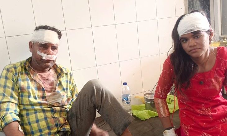 अशोकनगर में कुत्ते को भगाने को लेकर खूनी संघर्ष: लाठी-कुल्हाड़ी से लैस पड़ोसियों ने पिता-पुत्री को किया लहूलुहान