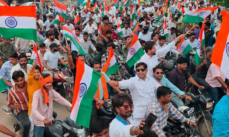 डबरा में गूंजा राष्ट्रवाद का स्वर: भाजपा की विशाल तिरंगा यात्रा में उमड़े कार्यकर्ता