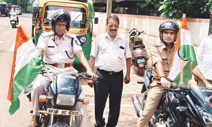 शिवपुरी में 'हर घर तिरंगा' अभियान: पुलिस और ऑटो चालकों ने मिलकर निकाली विशाल तिरंगा यात्रा