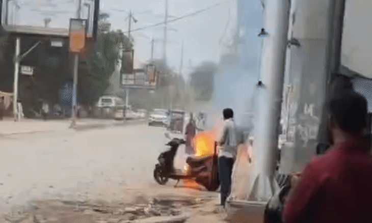 नाका चंद्रवदनी पर खड़ी ई-बाइक में लगी आग, मची अफरातफरी