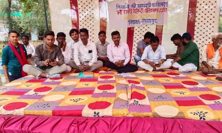 कराहल में विधायक का अनिश्चितकालीन धरना, 20 सूत्रीय मांगों पर प्रशासन को घेरा