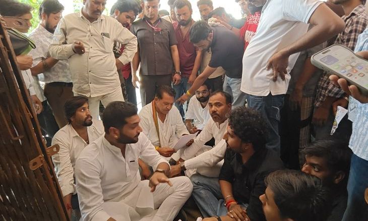 अशोकनगर में जर्जर स्कूलों के मुद्दे पर गरमाई सियासत, कांग्रेस ने डीईओ कार्यालय पर बोला धावा