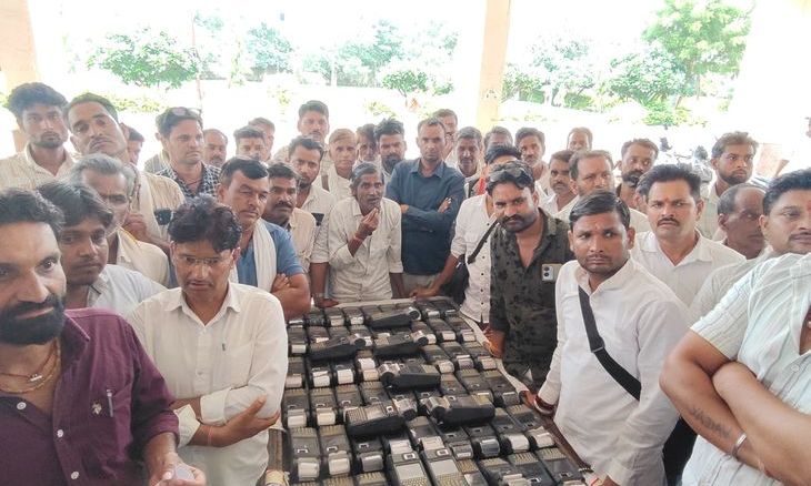 अशोकनगर में राशन दुकानदारों का अनोखा प्रदर्शन, ठेले पर पीओएस मशीनें लादकर पहुंचे कलेक्ट्रेट