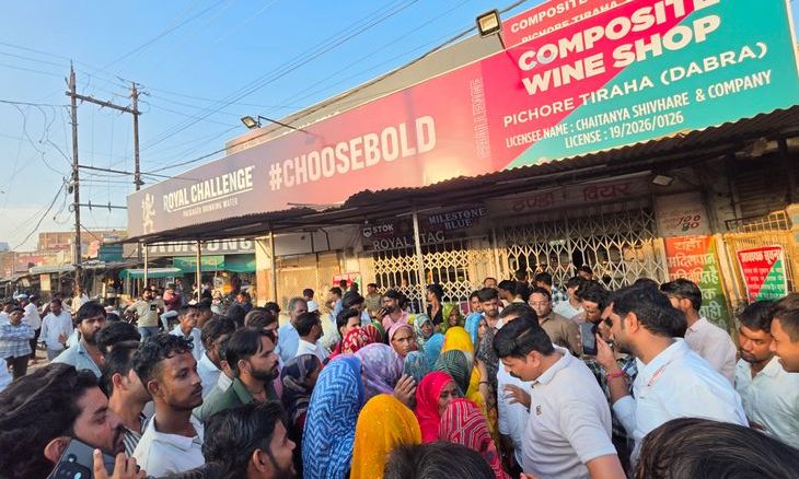 डबरा में पिछोर तिराहा पर शराब दुकान के विरोध में उतरीं महिलाएं, सड़क जाम कर की हटाने की मांग