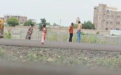 गुना में कांग्रेस पार्षद पर जानलेवा हमला: जमीनी विवाद में तलवार-लाठियों से वार, लूट का भी आरोप