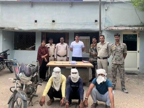 भिंड में सनसनीखेज हत्याकांड: प्रेम संबंध के विवाद में दोस्त की हत्या कर 4 किलोमीटर तक बाइक से घसीटा, अदालत ने तीन को सुनाई उम्रकैद