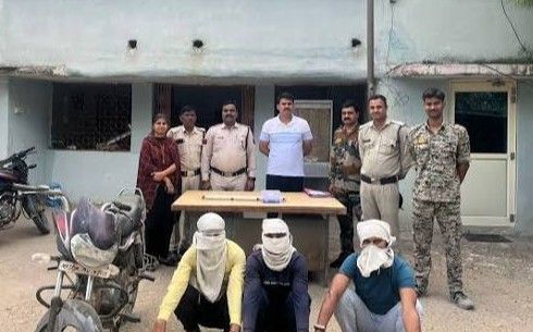 भिंड में सनसनीखेज हत्याकांड: प्रेम संबंध के विवाद में दोस्त की हत्या कर 4 किलोमीटर तक बाइक से घसीटा, अदालत ने तीन को सुनाई उम्रकैद