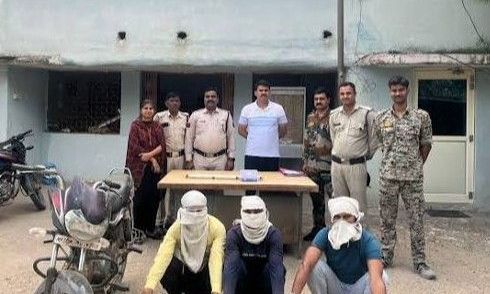 भिंड में सनसनीखेज हत्याकांड: प्रेम संबंध के विवाद में दोस्त की हत्या कर 4 किलोमीटर तक बाइक से घसीटा, अदालत ने तीन को सुनाई उम्रकैद