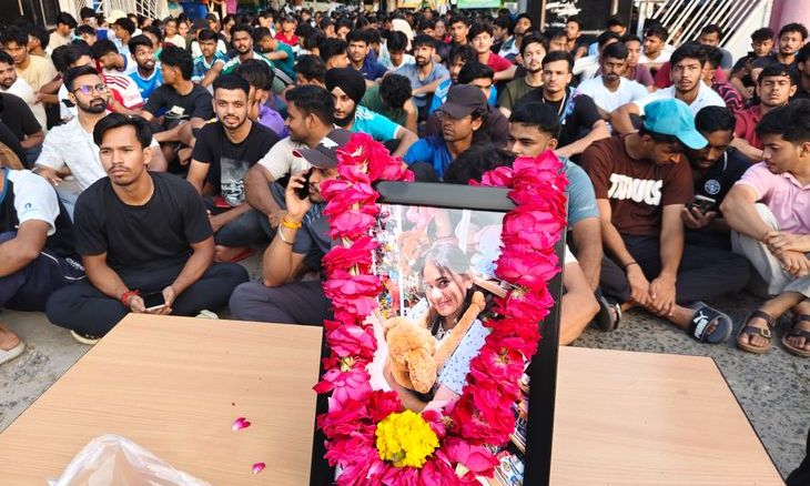 एलएनआईपीई छात्रा की मौत पर ग्वालियर में आक्रोश, छात्रों ने किया जोरदार प्रदर्शन