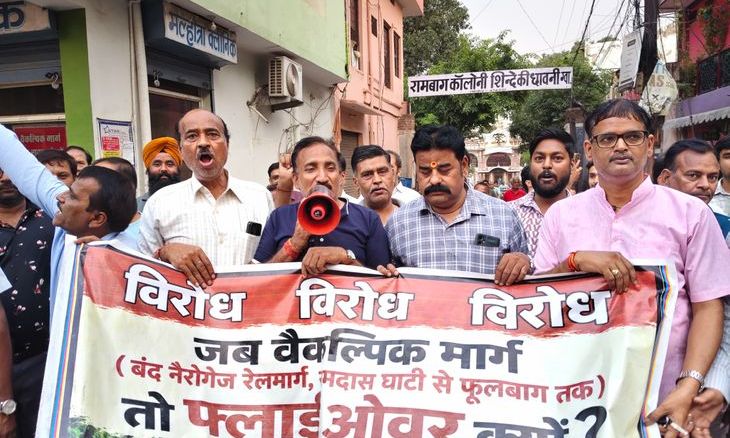 ग्वालियर में फ्लाईओवर निर्माण के खिलाफ फूटा गुस्सा, रहवासियों और व्यापारियों ने निकाली विरोध रैली