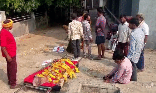 गुना में कैंसर पीड़िता की दर्दनाक विदाई: मकान मालिक ने नवरात्रि का हवाला देकर रोका, अस्पताल परिसर में हुईं रस्में