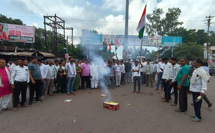 दतिया उपचुनाव में कांग्रेस की जीत पर जश्न, कार्यकर्ताओं ने लगाए 'अभी बाकी है' के नारे
