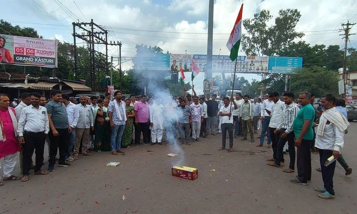 दतिया उपचुनाव में कांग्रेस की जीत पर जश्न, कार्यकर्ताओं ने लगाए 'अभी बाकी है' के नारे