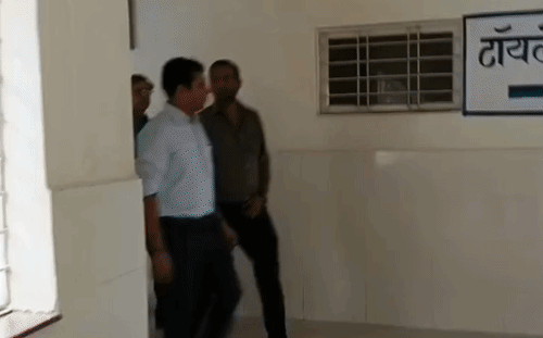 दतिया: बड़ौनी स्वास्थ्य केंद्र की डिजिटल व्यवस्था परखने मरीज बने कलेक्टर