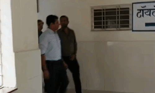 दतिया: बड़ौनी स्वास्थ्य केंद्र की डिजिटल व्यवस्था परखने मरीज बने कलेक्टर
