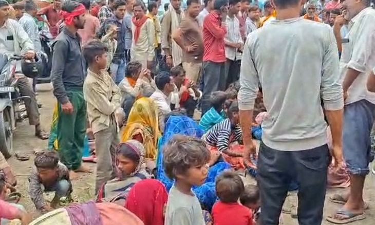 अशोकनगर में बिजली और सड़क की मांग को लेकर महिलाओं ने हाईवे पर किया चक्काजाम