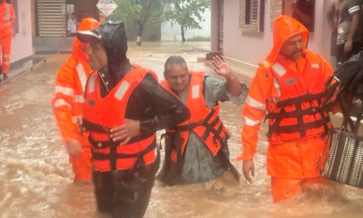 गुना में झमाझम बारिश से बिगड़े हालात: तीन घंटे में तीन इंच पानी गिरा, कई इलाकों में डूबीं सड़कें