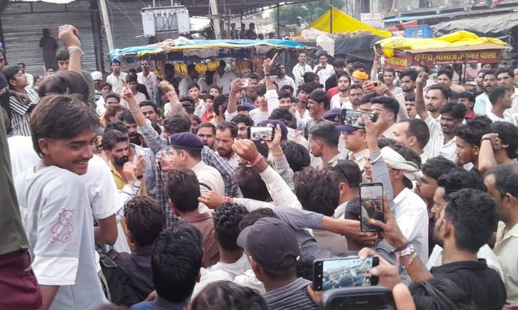 अशोकनगर में गोवंश से कुकर्म का मामला: आरोपी को पकड़कर पुलिस के हवाले किया, थाने के बाहर डटे रहे लोग