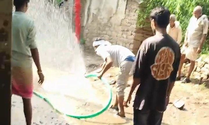 बमोरी के सुंडा गांव में बदहाली: कीचड़ धोकर निकालना पड़ा तेजा दशमी का जुलूस, वर्षों से पक्की सड़क को तरस रहे लोग