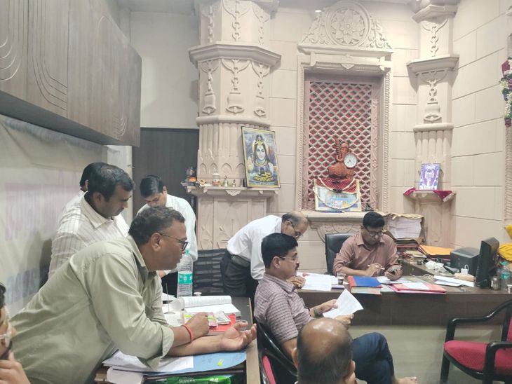 अचलेश्वर मंदिर की कमान प्रशासन के हाथ, कोर्ट के आदेश पर ट्रस्ट कार्यालय सीज और दानपेटियां सील