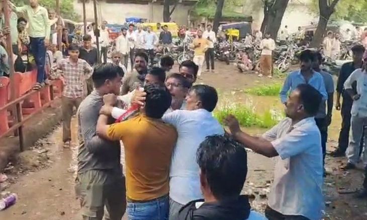 अशोकनगर के खाद केंद्र पर किसानों में हंगामा, लाइन में धक्का-मुक्की के बाद चली लात-घूंसें