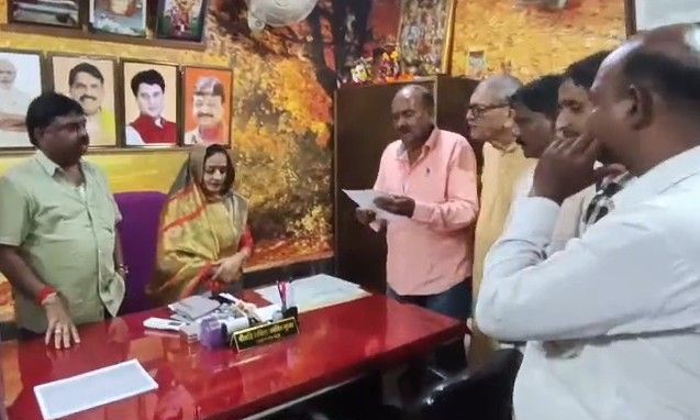 गुना में मुक्तिधाम की बदहाली और आवारा मवेशियों के आतंक पर फूटा गुस्सा, सौंपा गया ज्ञापन