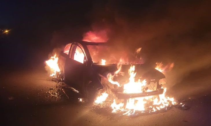 शिवपुरी में एनएच-46 पर चलती कार बनी आग का गोला, सूझबूझ से बची दो लोगों की जान