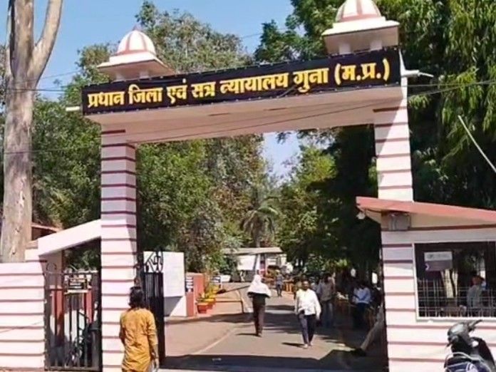 गुना जिला अदालत: आत्महत्या के लिए उकसाने के मामले में पिता-पुत्र बरी, कोर्ट ने टिप्पणी की