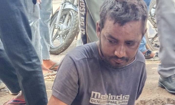 कोचिंग के बाहर साइकिल चोरी करते युवक को छात्रों ने दबोचा, पुलिस को सौंपा
