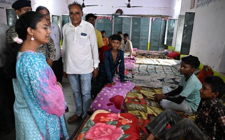 विजयपुर में कलेक्टर का औचक निरीक्षण: लापरवाह पंचायत सचिव पर गिरी गाज, शिक्षकों और अधीक्षक को नोटिस
