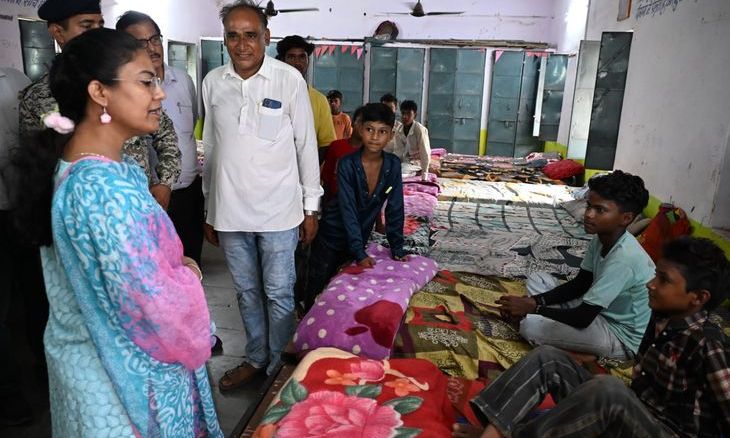 विजयपुर में कलेक्टर का औचक निरीक्षण: लापरवाह पंचायत सचिव पर गिरी गाज, शिक्षकों और अधीक्षक को नोटिस