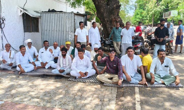 शिवपुरी: नामजद एफआईआर की मांग पर कांग्रेस का एसपी कार्यालय के बाहर धरना