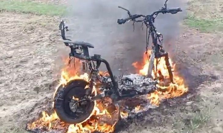 शिवपुरी: खेत में खड़ी इलेक्ट्रिक स्कूटी में हुआ धमाका, देखते ही देखते जलकर हुई राख