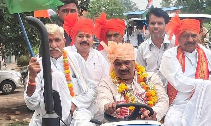 कोलारस में स्वतंत्रता दिवस पर निकला तिरंगा उत्सव: विधायक के हाथों में रही ट्रैक्टर की कमान