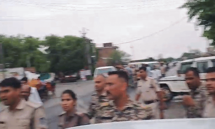मुरैना में सड़क की मांग पर भूख हड़ताल कर रहे युवक को जेल, एंबुलेंस से कूदने का आरोप