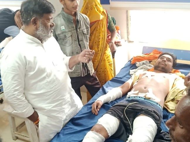 गुना के बेरखेड़ी गांव में चोरों का आतंक, विरोध करने पर की फायरिंग, तीन लोग घायल