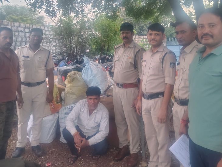 शिवपुरी के बैराड़ में अवैध पटाखों का जखीरा बरामद, तीन लाख का माल जब्त