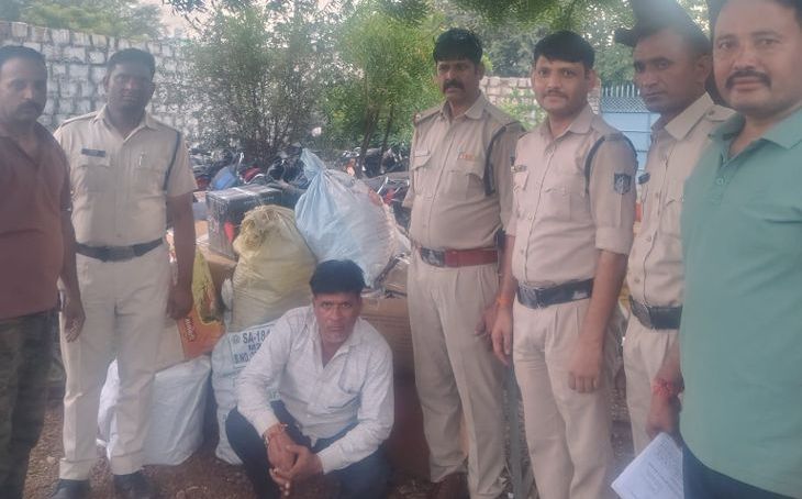 शिवपुरी के बैराड़ में अवैध पटाखों का जखीरा बरामद, तीन लाख का माल जब्त