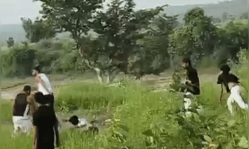 अशोकनगर में जिला पंचायत सदस्य और उनके बेटे पर जानलेवा हमला, लाठी-डंडों से पीटने का वीडियो वायरल
