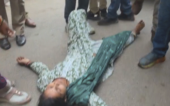 ग्वालियर भीषण सड़क हादसा: ट्रॉमा सेंटर के बाहर सीएम की गाड़ी के आगे लेटी महिला, घायलों का हाल जानने पहुंचे थे मुख्यमंत्री