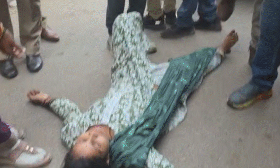 ग्वालियर भीषण सड़क हादसा: ट्रॉमा सेंटर के बाहर सीएम की गाड़ी के आगे लेटी महिला, घायलों का हाल जानने पहुंचे थे मुख्यमंत्री