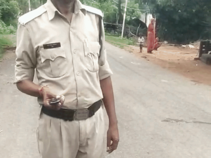 शिवपुरी में नशे में धुत होमगार्ड जवान ने डायल-112 से रौंदी बकरी, ग्रामीणों के हंगामे के बाद लाइन हाजिर