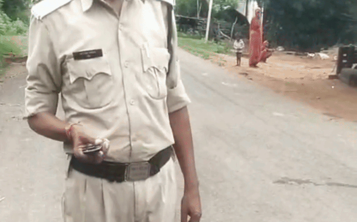 शिवपुरी में नशे में धुत होमगार्ड जवान ने डायल-112 से रौंदी बकरी, ग्रामीणों के हंगामे के बाद लाइन हाजिर