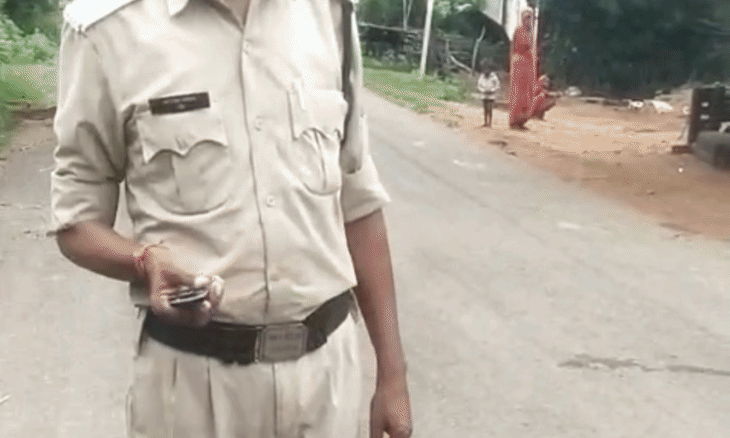 शिवपुरी में नशे में धुत होमगार्ड जवान ने डायल-112 से रौंदी बकरी, ग्रामीणों के हंगामे के बाद लाइन हाजिर
