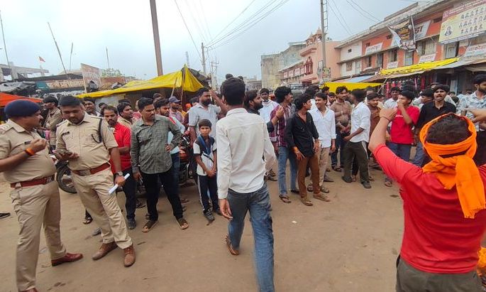 आरोन में विहिप और बजरंग दल का हंगामा, प्रचार सामग्री हटाने पर लगाया जाम
